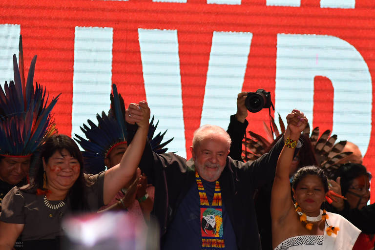 Lula levanta os braços de Joenia Wapichana (esq.) e Sonia Guajajara (dir.)