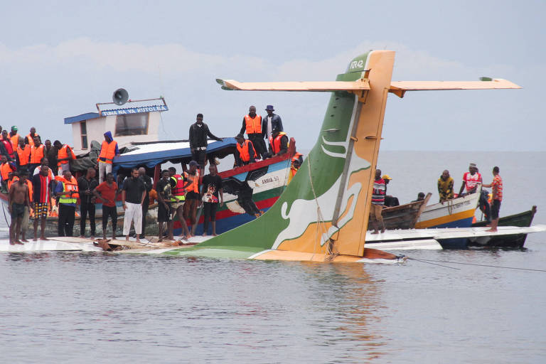 Socorristas trabalham no resgate de vítimas de avião que caiu na Tanzânia