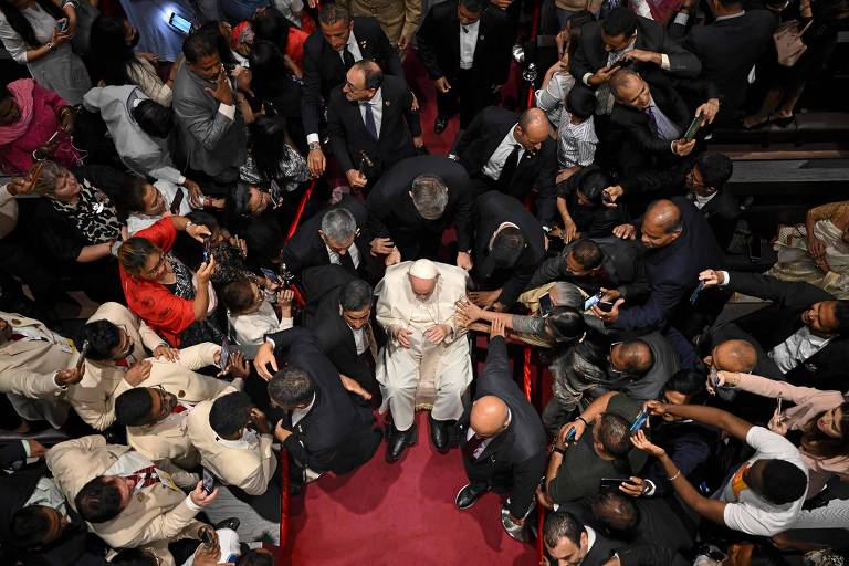 Cercado de fiéis, papa Francisco deixa catedral em Awali, ao Sul da capital do Bahrein