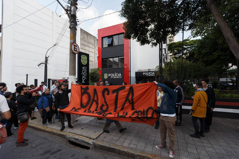 Manifestantes realizam intervenção contra supostas violações de direitos praticadas pela Polícia Civil na cracolândia 