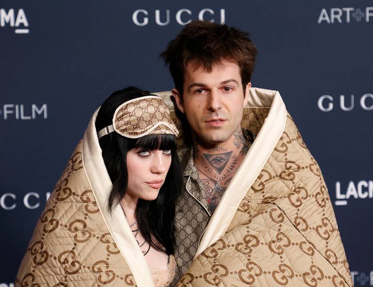 Billie Eilish divide cobertor da Gucci com novo namorado em tapete vermelho