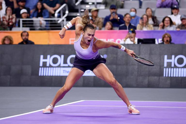 Tenista Aryna Sabalenka celebra vitória sobre Iga Swiatek, número 1 do