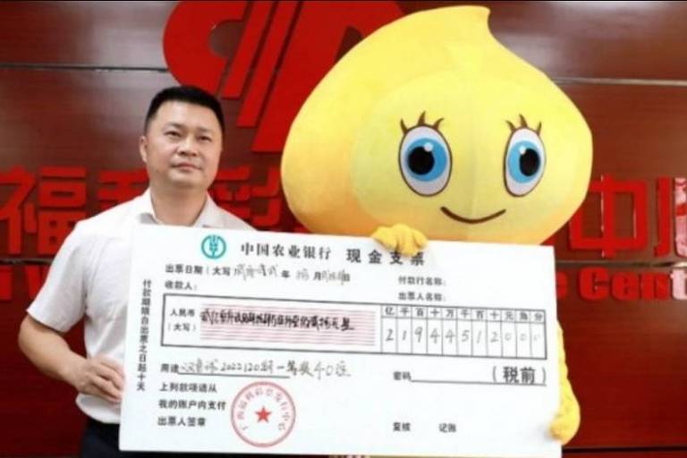 Chinês vai fantasiado de "Zé Gotinha amarelo" para buscar prêmio da loteria