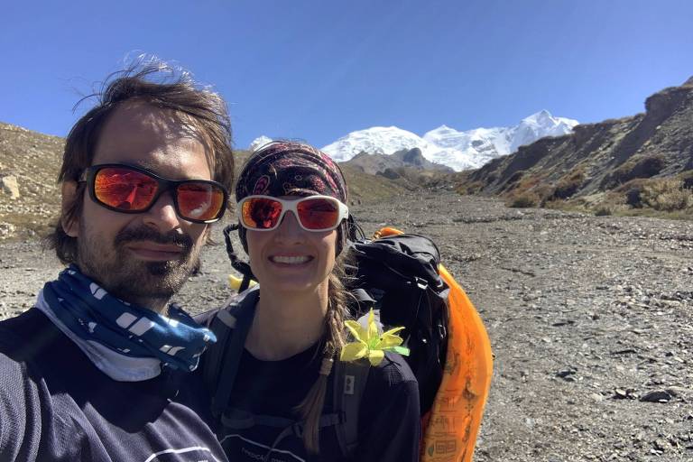 Os montanhistas Pedro Auck e Maria Ubrich, a caminho do Ama Dablam, no Himalaia