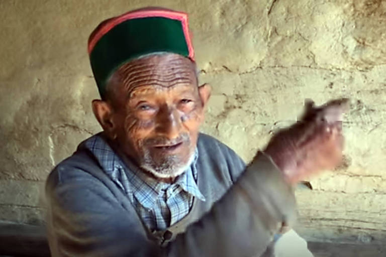 O professor Shyam Saran Negi, considerado o primeiro eleitor da Índia pós-ndependência, morto aos 106 anos