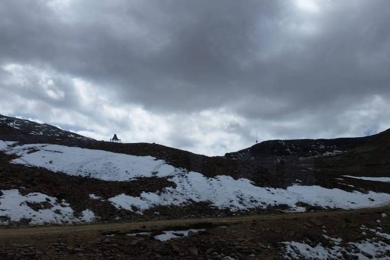 Estrutura de teleférico do antigo Clube Alpíno de esqui desativado pela falta de neve na montanha Chacaltaya, na Bolívia