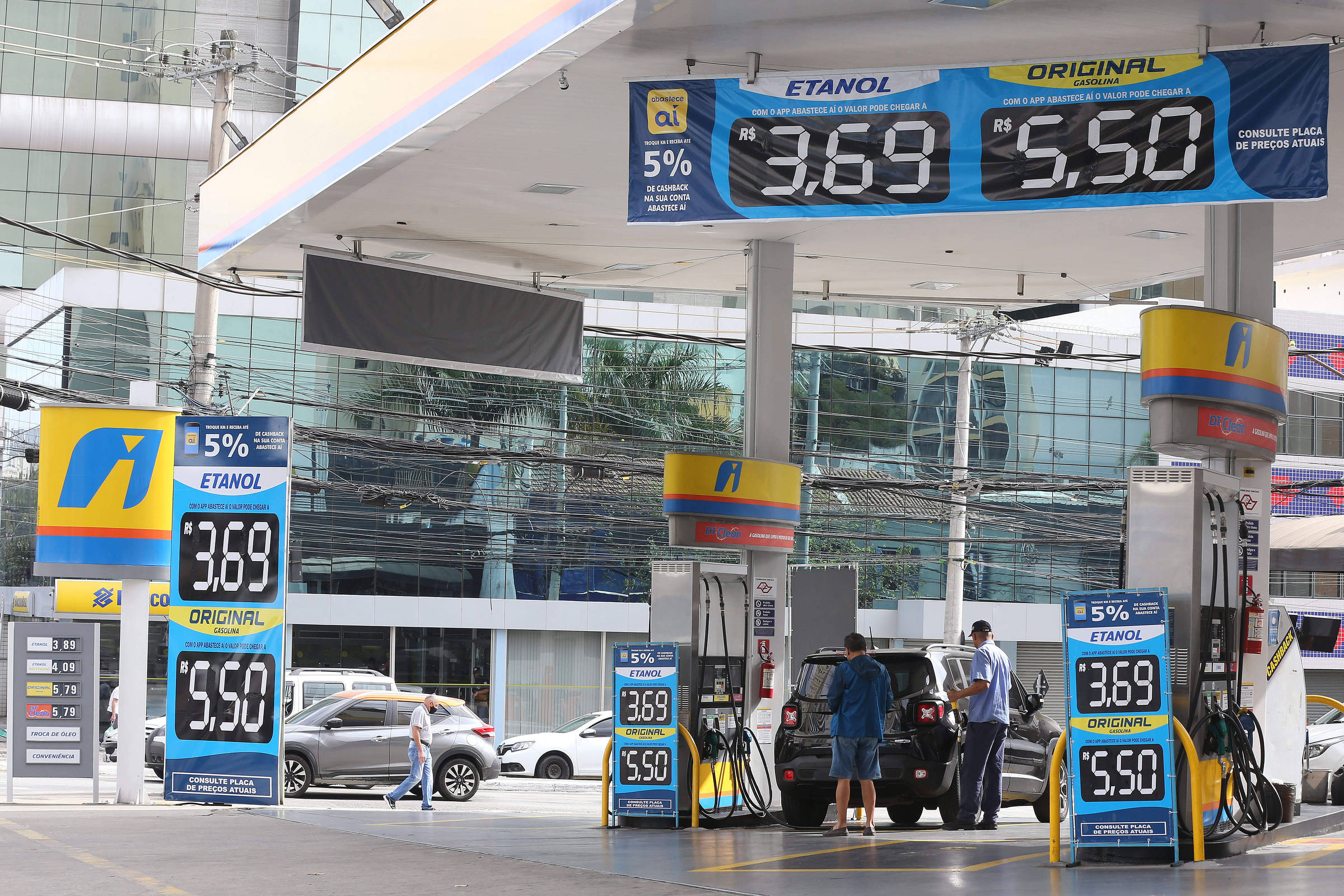 Preço da gasolina sobe nos postos pela segunda semana seguida, diz