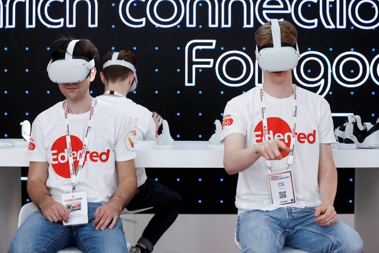Visitantes em feira de tecnologia em Paris testam equipamento de realidade virtual