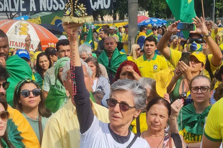 Cássia Kis vai a mais um dia de manifestação no centro do Rio de Janeiro