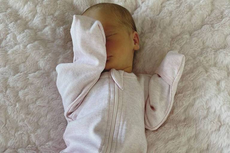 Rebel Wilson anuncia nascimento de primeiro filha, Royce Lilian,  via barriga de aluguel