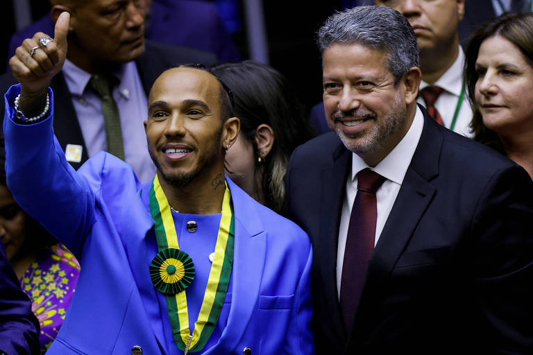 Hamilton lembra Senna, transforma Câmara em Interlagos e recebe título de brasileiro