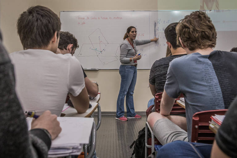Sala de aula na Universidade Presbiteriana Mackenzie, em São Paulo, com alunos acompanhando aula