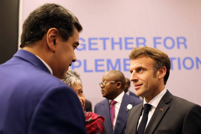 O ditador da Venezuela, Nicolás Maduro, conversa com presidente da França, Emmanuel Macron, na COP27, em Sharm el-Sheikh, no Egito 