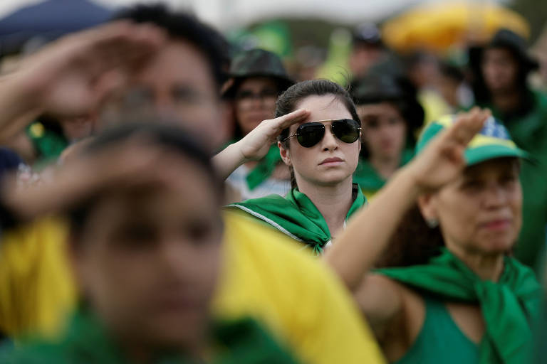 O manifestantes também prestaram continência ao quartel general do Exército