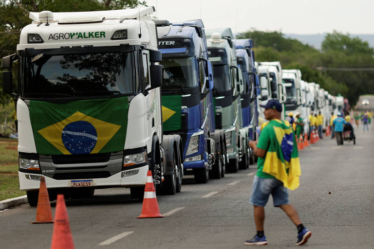 Bolsonaristas incentivam folgas para caminhoneiro votar - 20/10/2022 -  Mercado - Folha