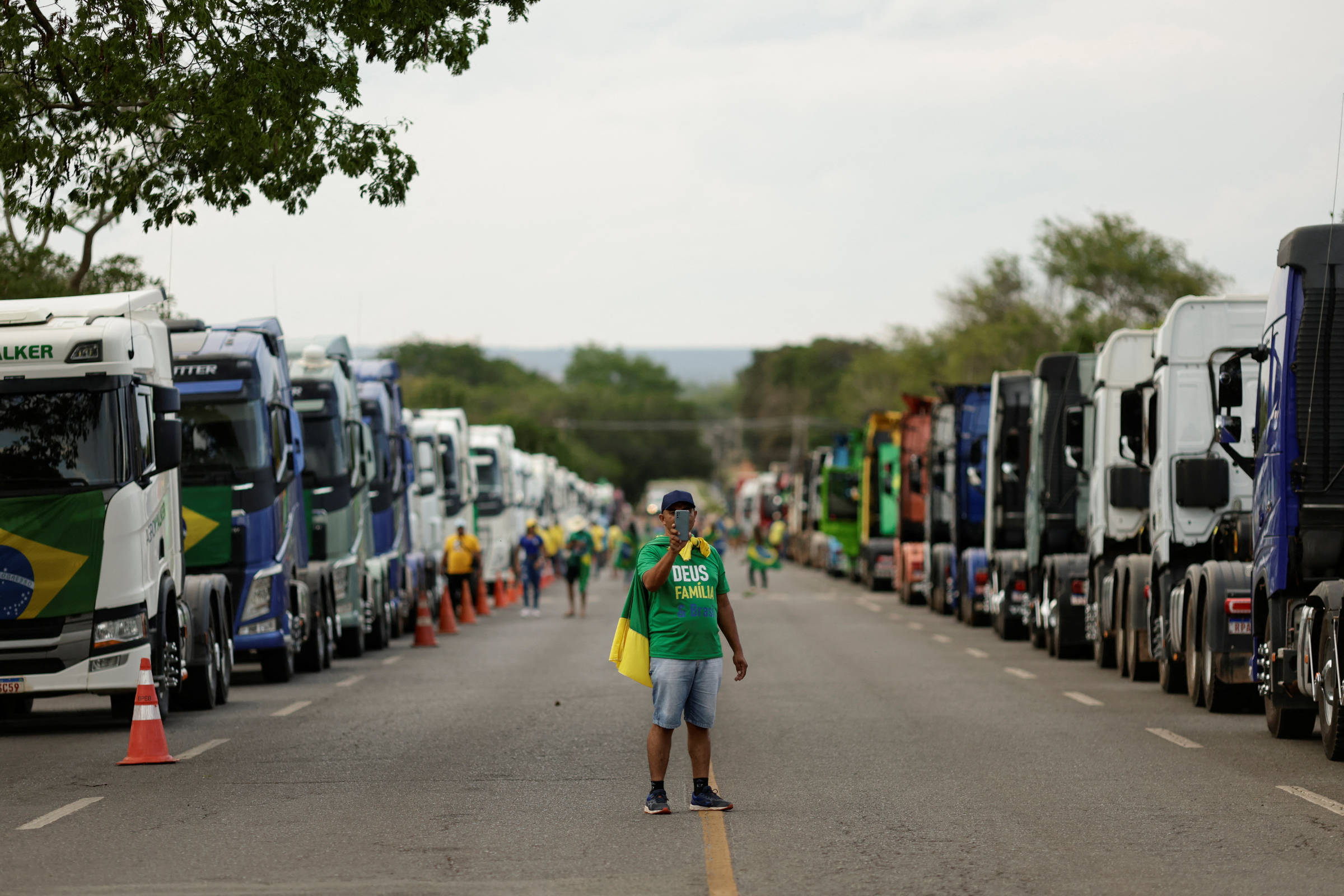 Bolsonaristas incentivam folgas para caminhoneiro votar - 20/10/2022 -  Mercado - Folha