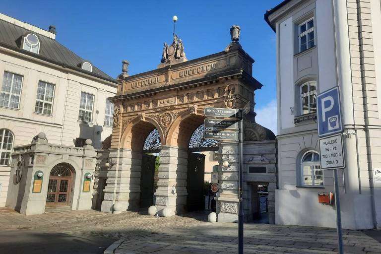 Portão na entrada da Pilsner Urquell, construído em 1892, nos 50 anos da cervejaria em Plzen, na República Tcheca