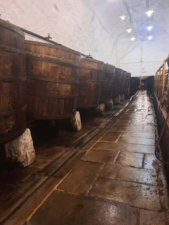 Caves com barris de cerveja no subsolo da Cervejaria Pilsner Urquell, em Plzen, na República Tcheca
