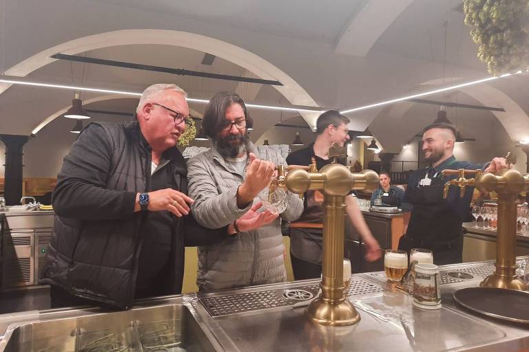 Václav Berka, mestre-cervejeiro da Pilsner Urquell, tenta ensinar o repórter a tirar o chope corretamente