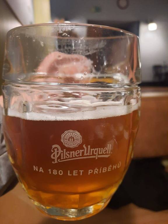 Cerveja pilsen da Pilsner Urquell, em copo comemorativo dos 180 anos da cervejaria