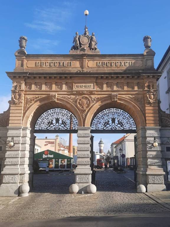 Portão da entrada da Pilsner Urquell, construído em 1892, nos 50 anos da cervejaria de Plzen, na República Tcheca
