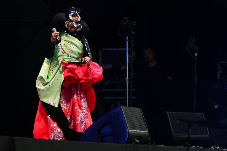A cantora islandesa Björk no show de seu álbum 'Fossora' no festival de música Primavera Sound, no Anhembi