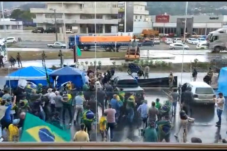 Bolsonaristas atacam PRF com barra de ferro e até churrasqueira em SC