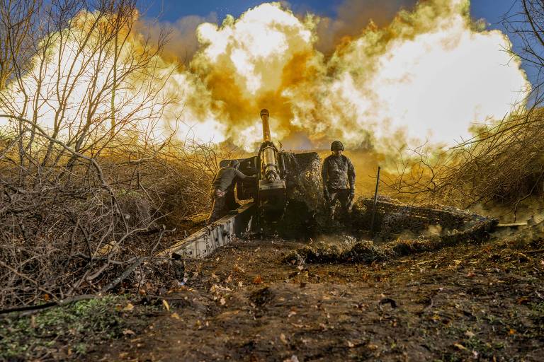 Artilharia ucraniana dispara contra posições russas em Bakhmut, no leste do país
