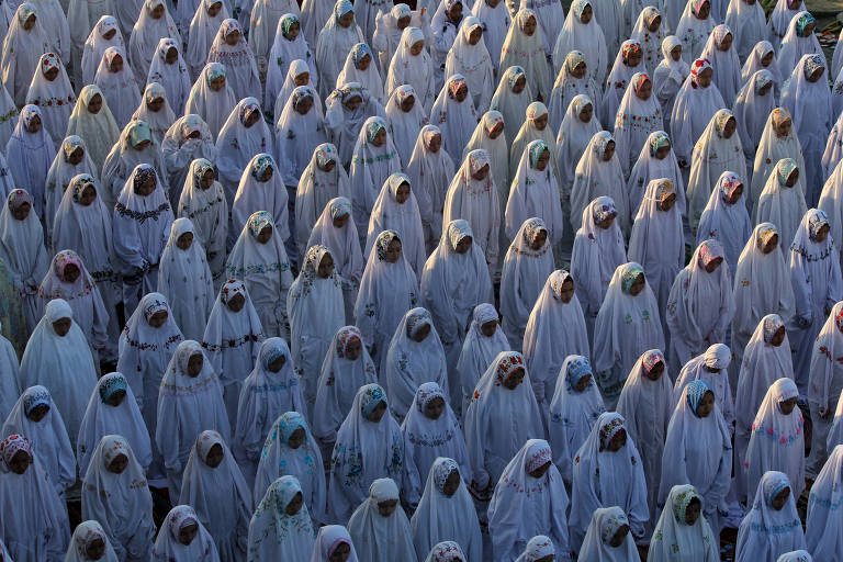 Muçulmanos durante cerimônia religiosa em Madura, na Indonésia