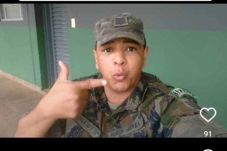 Segundo-sargento da Aeronautica fardado fazendo símbolo pro-Bolsonaro em vídeo postado no seu instagram