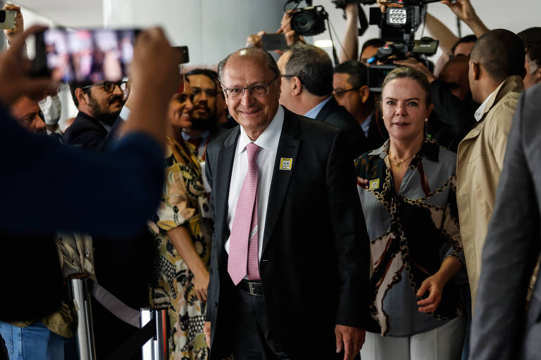 O vice-presidente eleito Geraldo Alckmin concede entrevista para a imprensa no Palácio do Planalto. Ele é um homem branco, que veste um terno escuro com camisa clara. 