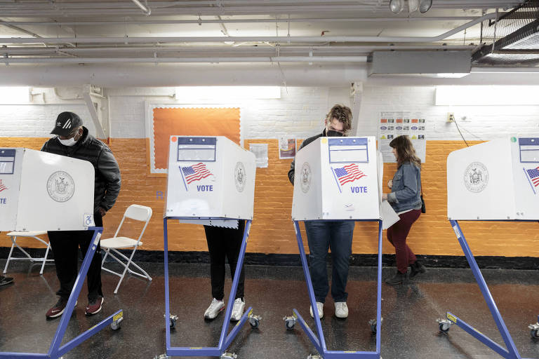 Voters cast their ballots on Election Day at a polling location in Brooklyn, Nov. 8, 2022. Economic issues are among the top worries heading into the midterms. (Sarah Blesener/The New York Times)