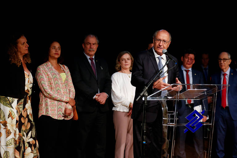 O vice-presidente eleito, Geraldo Alckmin (PSB), acompanhado de lideranças da esquerda e do PT em declaração à imprensa no CCBB, em Brasília, sede do governo de transição
