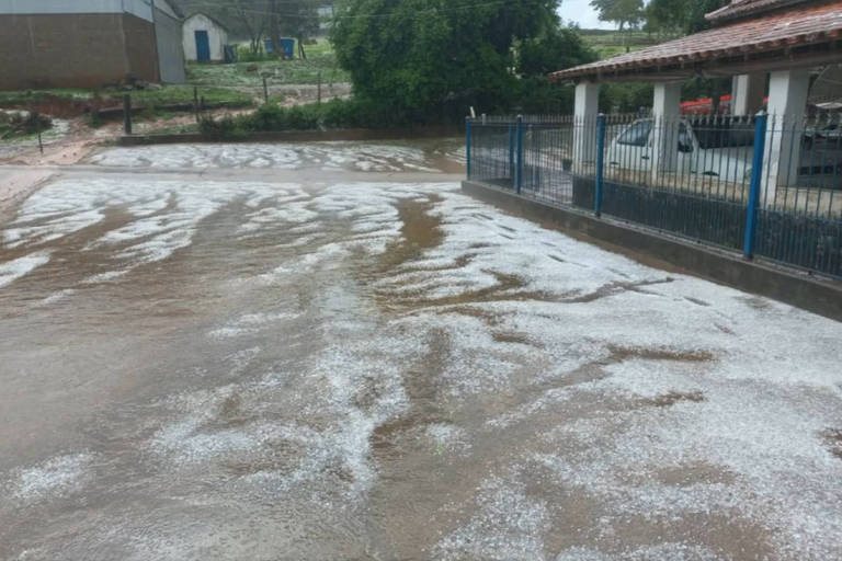 Chuva de granizo atinge cidades do sul de Minas