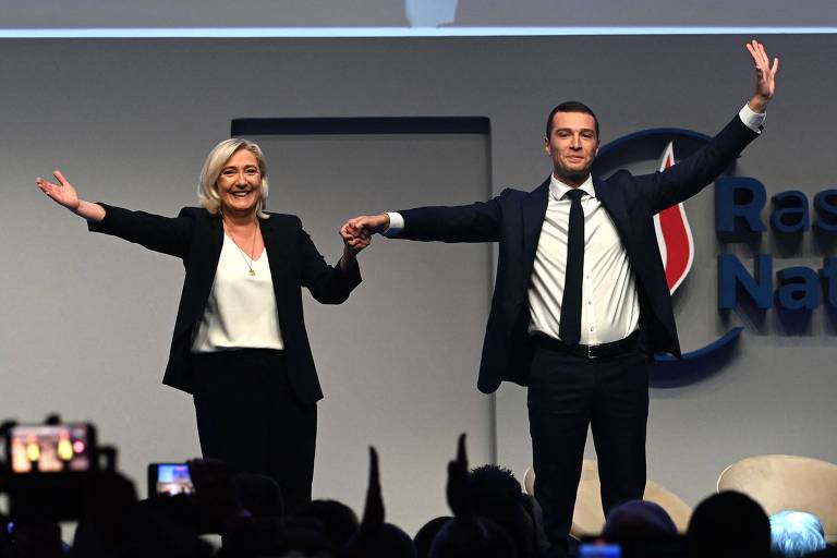 Marine Le Pen e o novo presidente do Reunião Nacional, Jordan Bardella, durante congresso do partido, em Paris