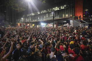 Petistas lotam a avenida Paulista após vitória de Lula