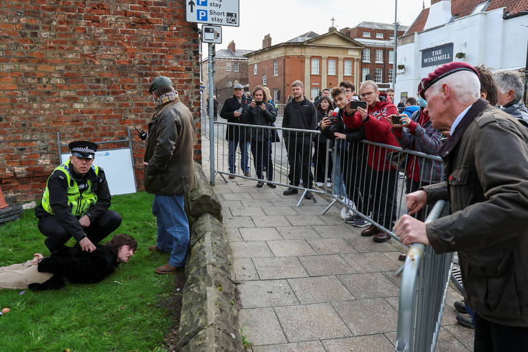 Policiais contém homem que jogou ovo no rei Charles em sua visita a York, no Reino Unido