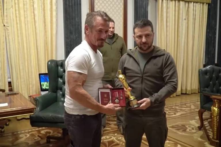 Sean Penn entrega Oscar para presidente da Ucrânia, Volodymyr Zelensky