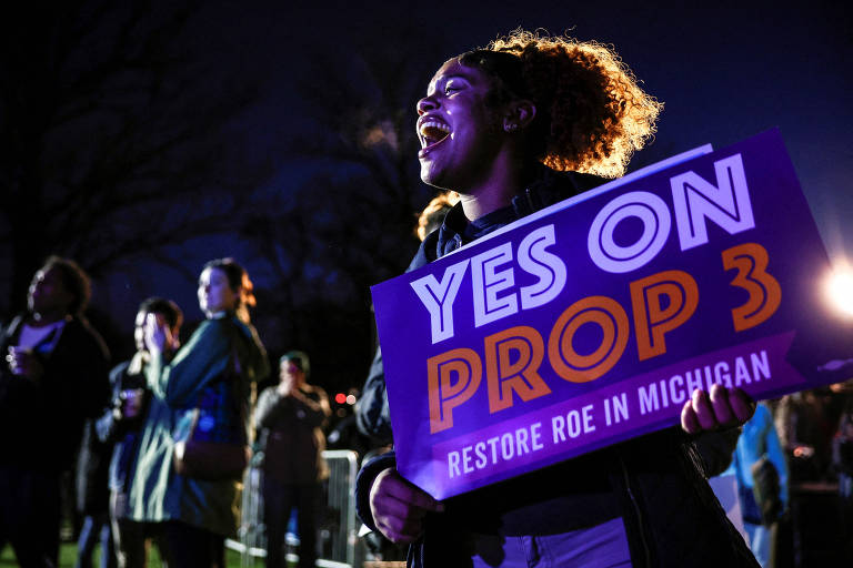 Universitária participa de campanha em defesa da aprovação da Proposta 3, sobre o direito ao aborto, na cidade de East Lansing, em Michigan 