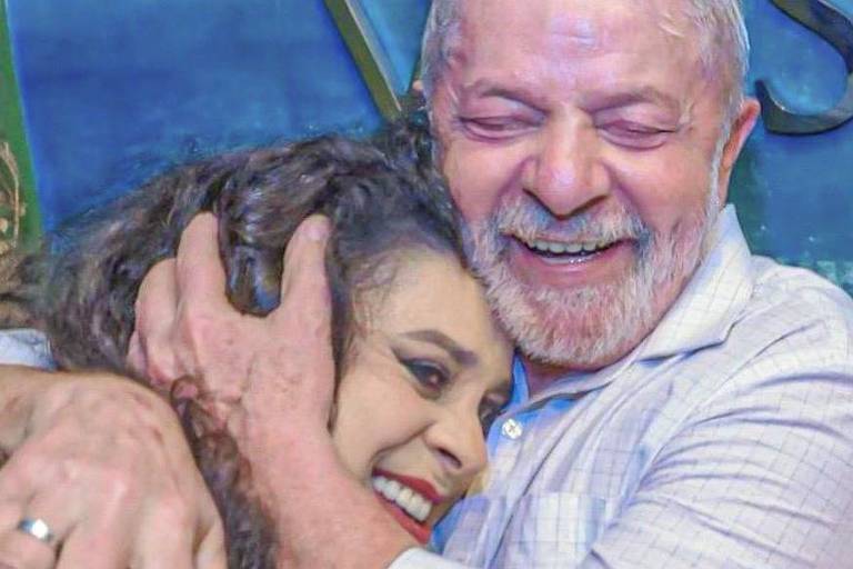 O presidente eleito Lula, do PT, abraçado à cantora Gal Costa, morta aos 77 anos; foto foi publicada por ele nas redes sociais