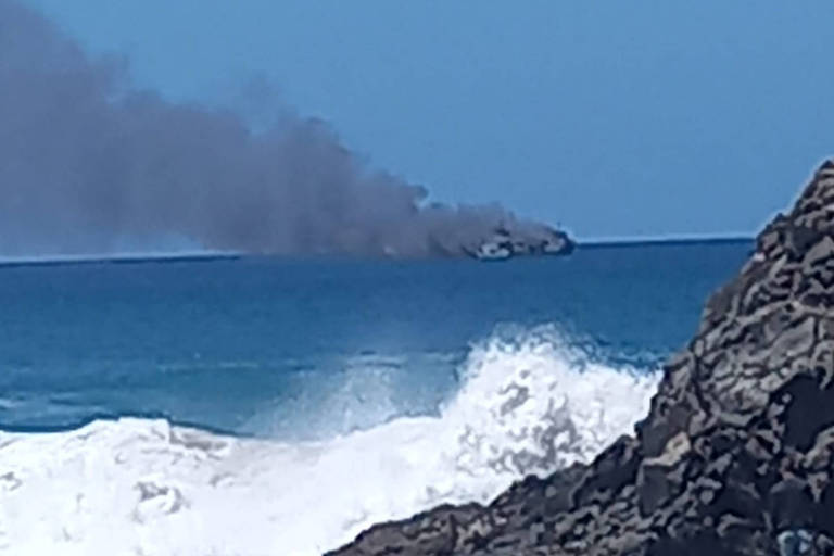 Incêndio atinge navio em Fernando de Noronha; seis tripulantes são resgatados