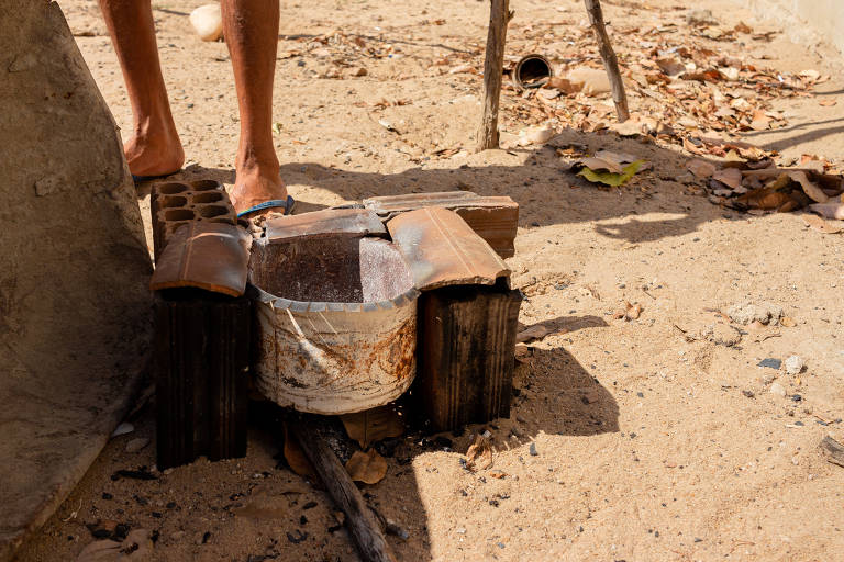 A falta de acesso a água é um risco para 8,6 milhões de crianças e adolescentes no Brasil. O impacto climático é mais grave entre o público desta faixa etária em territórios indígenas e comunidades tradicionais, segundo relatório do Unicef. Além do manejo de recursos hídricos, diz o documento, é preciso priorizar ações para combater eventos extremos. A foto registra a seca de 2021 em Senador Elói de Souza (RN).