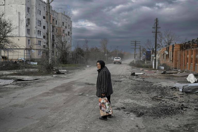 Idosa na vila de Arkhanhelske, em Kherson, que foi desocupada pelos russos

