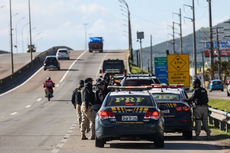 Agentes da Polícia Rodoviária Federal atuam para desbloquear rodovia no estado de Santa Catarina