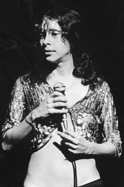 A cantora Gal Costa durante o show "Fatal", de 1971, com pintura dourada na testa