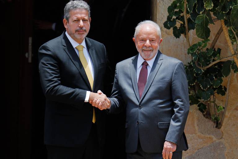 Arthur Lira (dir.), presidente da Câmara, e Lula, presidente eleito, durante encontro em Brasília 