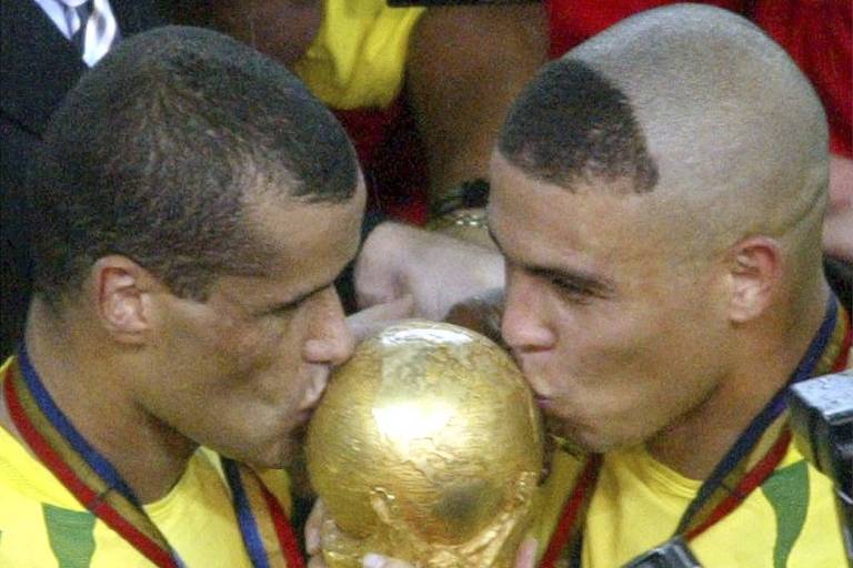 Ronaldo (à dir) e Rivaldo beijam a taça da Copa do Mundo após a vitória sobre a Alemanha, em 2002
