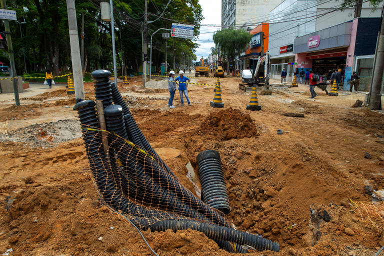 Obra para aterramento de fios que está em curso na região central de São José dos Campos