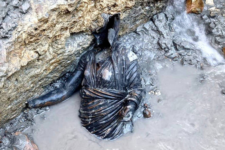 Estátua da deusa Hígia (Salus, para os romanos), associada à higiene, encontrada em meio a lama em escavação na Itália