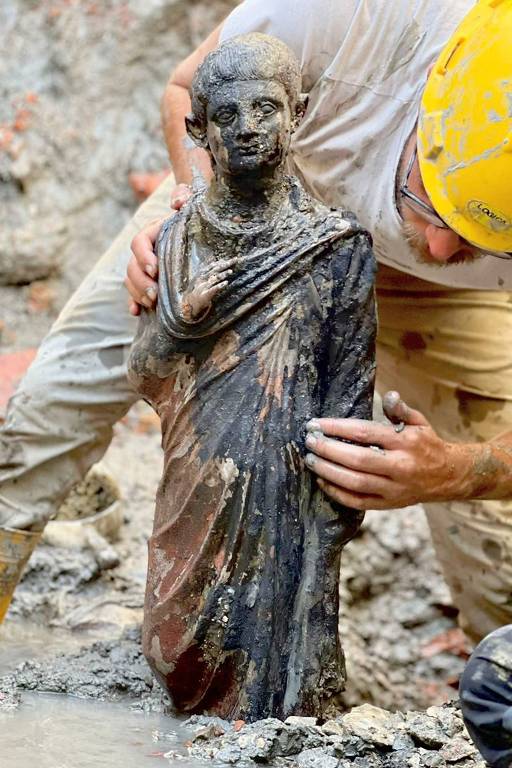 Estátuas com 2,3 mil anos emergem da lama em sítio arqueológico na Toscana